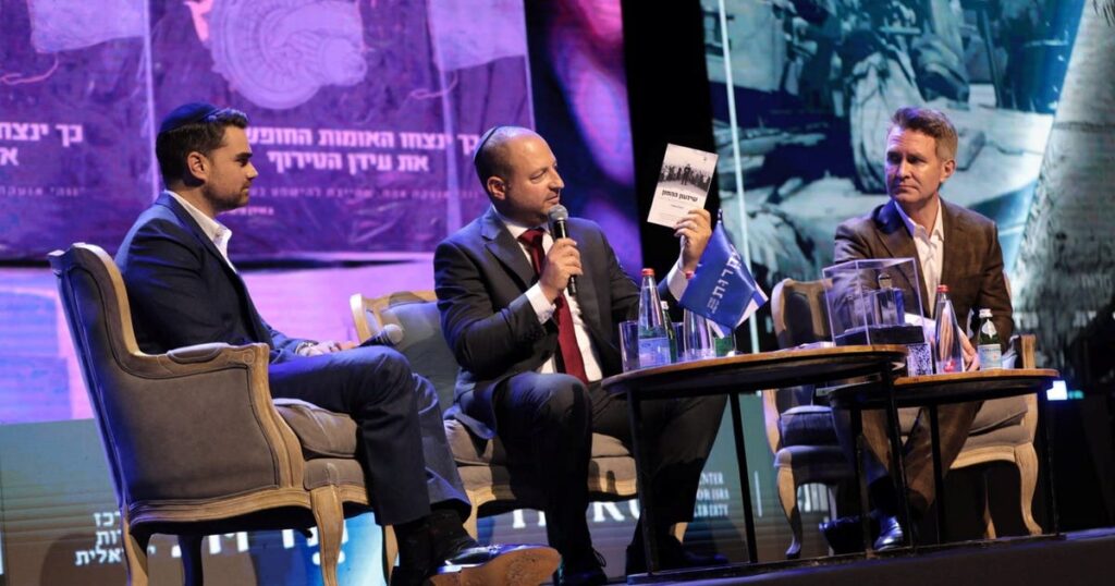 אזלו הכרטיסים בירושלים: כולנו בדיחה מאת דאגלס מארי ובן שפירו – הארץ היום