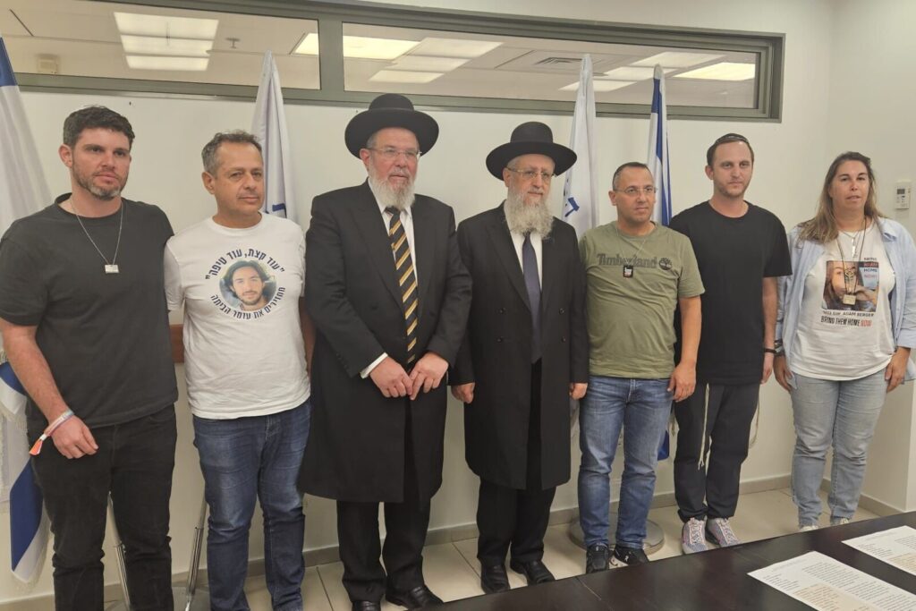 נציגי משפחות חטופים נפגשו עם הרבנים הראשיים לישראל