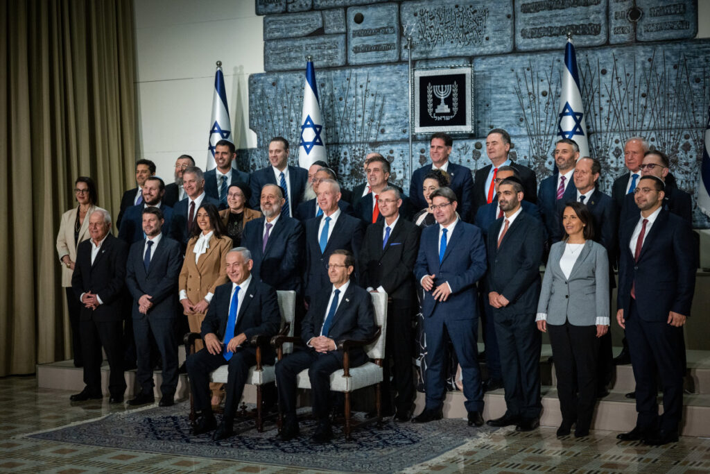 ח"כ מ"יש עתיד" על הקואליציה: "מי שאומר לא למלכות, ראשו נערף"