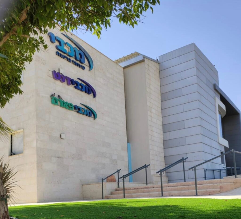 תבעה את מכבי על ניתוח להקטנת חזה – וקיבלה פיצויים: "הזיק לה"