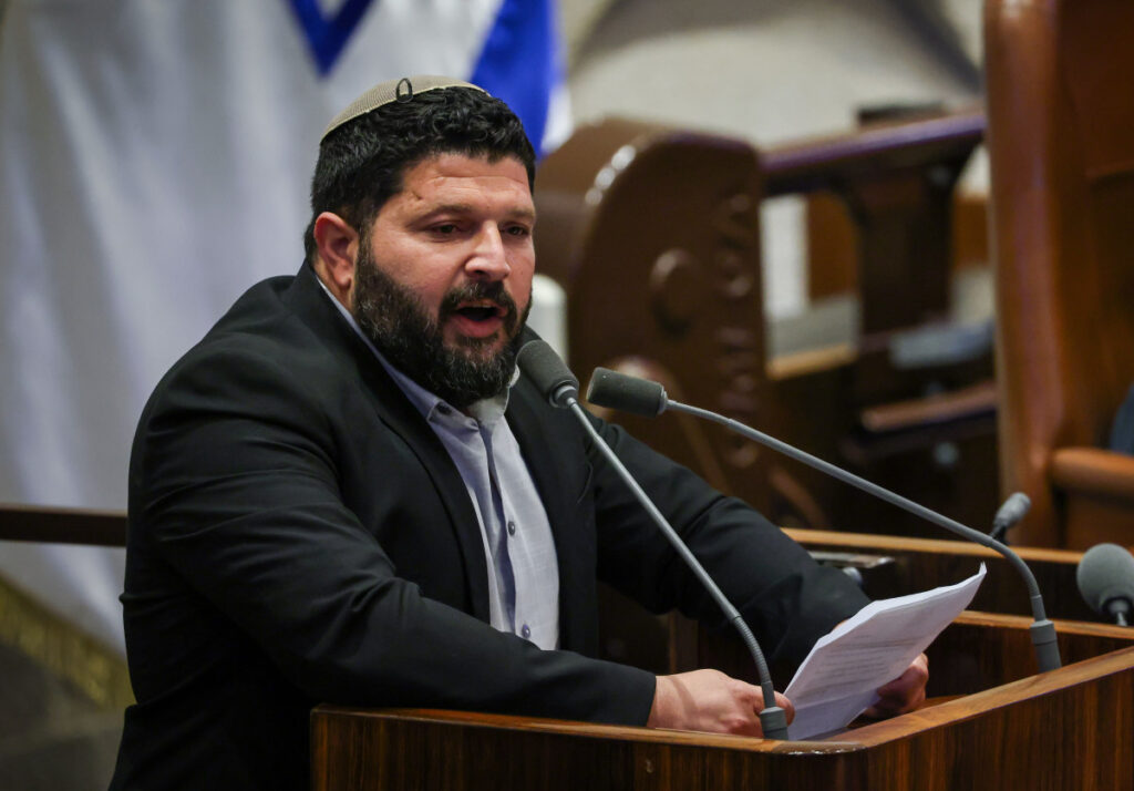אלמוג כהן במהלך נגד אחים לנשק: "להוציא אותם מחוץ לחוק"