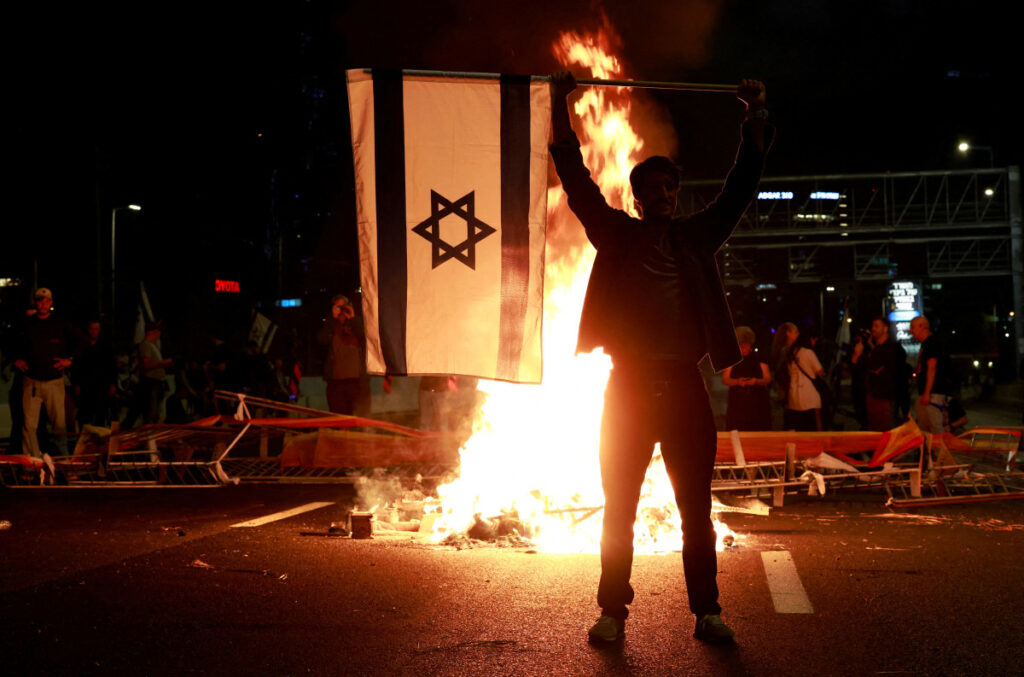 הפגנות סוערות ברחבי הארץ: שוטרים הדפו את ח"כ גלעד קריב
