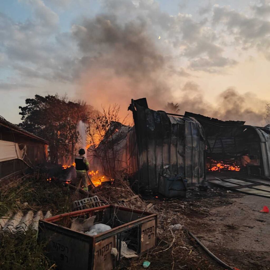הפגיעות באביבים: "האש נמשכת חמש שעות. לפחות 10 בתים נשרפו לגמרי"