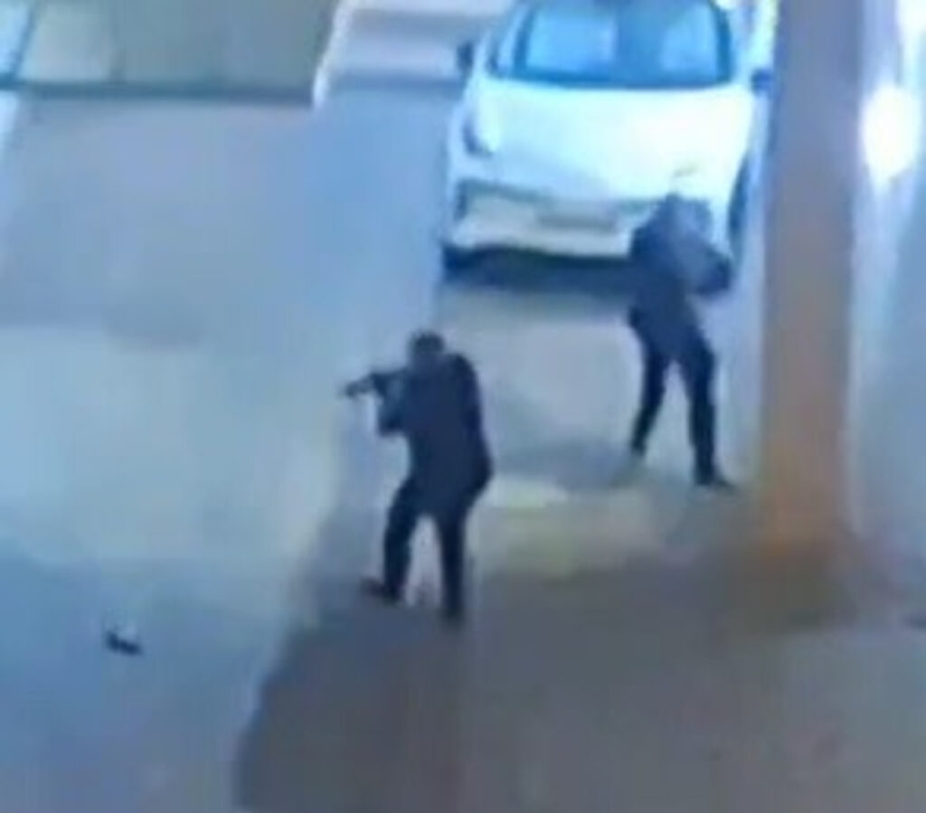תיעוד חריג: צמד יורים בפתח תקווה הובילו לפאניקה