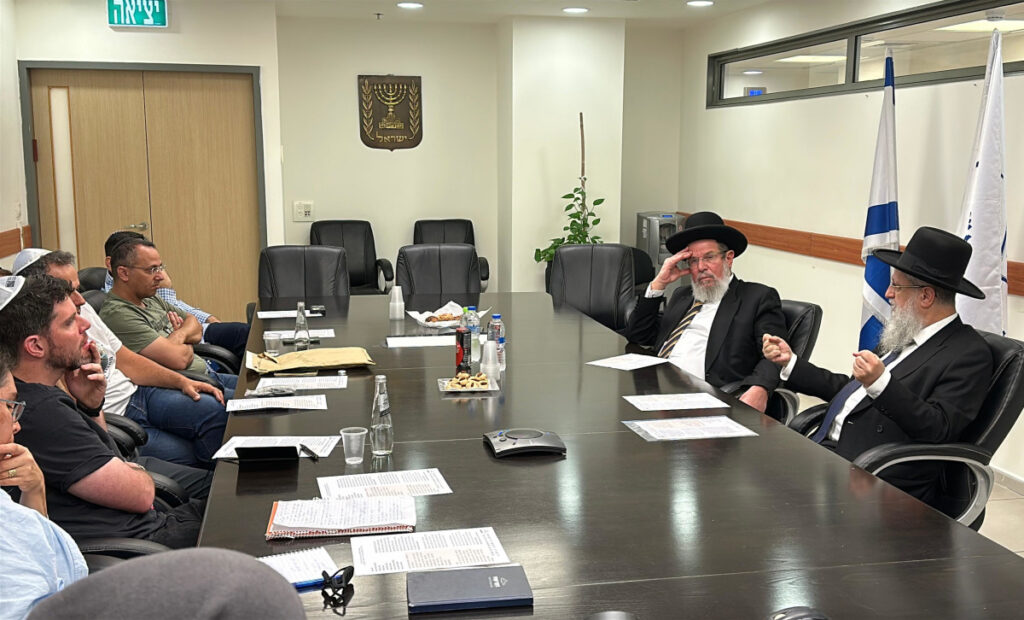 בפגישתם הראשונה מאז הבחירות: הרבנים הראשיים אירחו משפחות חטופים