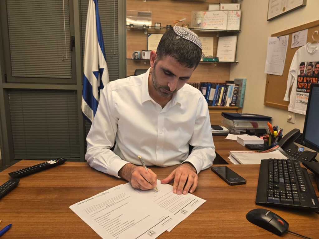 שלמה קרעי הציע, החוק אושר: הממשלה מנתקת קשר מ"הארץ"