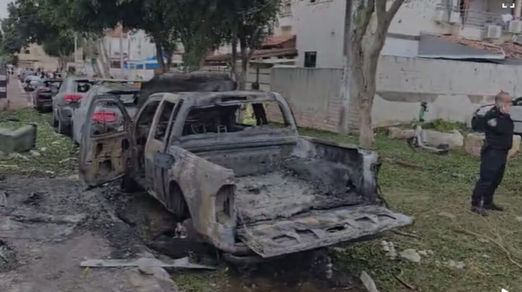 שיירה של רכבים שרופים: הנס הגדול מהפגיעה הישירה בפתח-תקווה