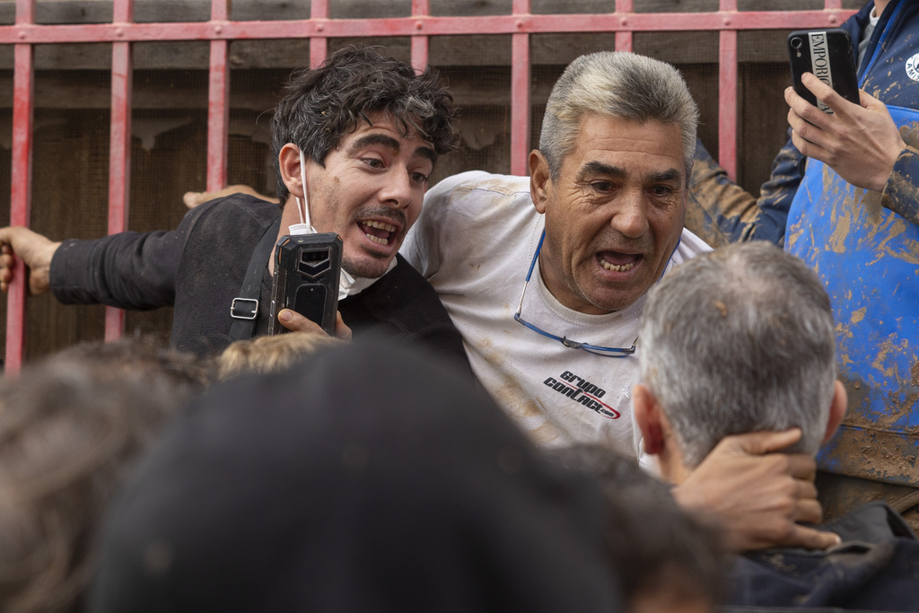 "לכם יש הכול, אנחנו כמו כלבים": זעם בספרד על המלוכה עקב אסון השיטפונות
