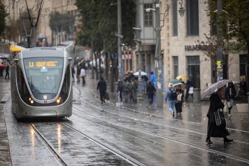 מזג האוויר: ירידה ניכרת בטמפרטורות, גשמים מקומיים