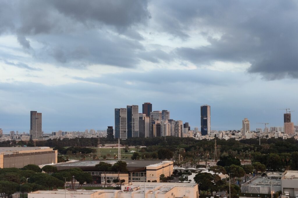 מזג האוויר: עלייה קלה בטמפרטורות; גשמיים מקומיים צפויים בצפון