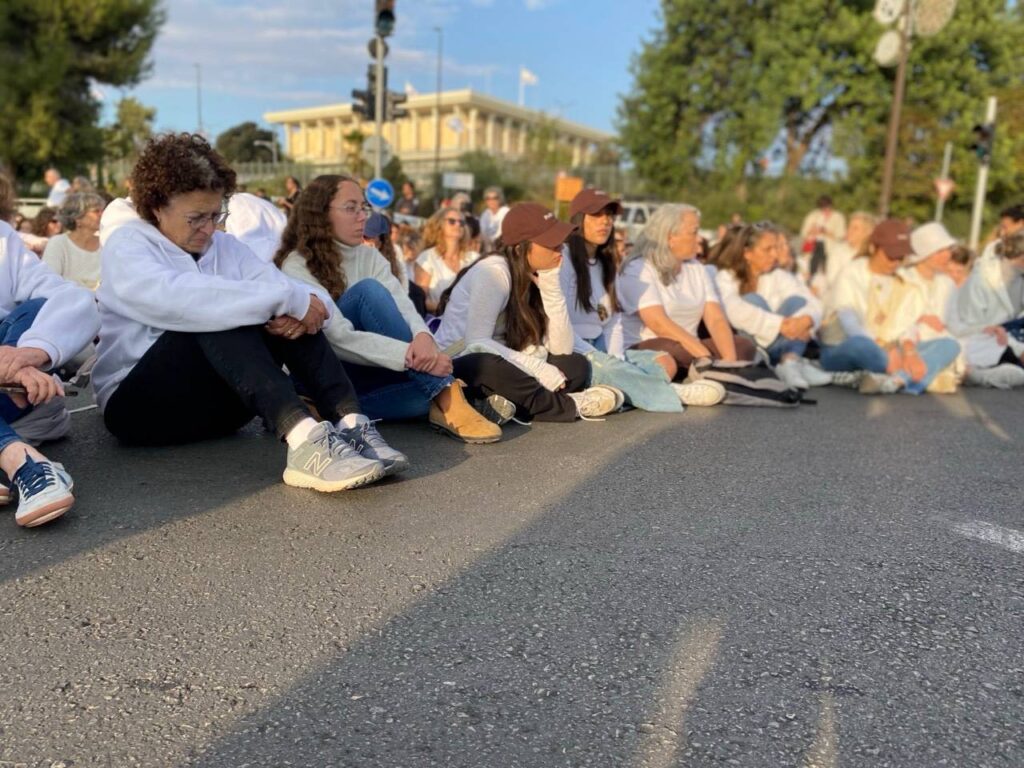 בנות משפחות חטופים ממחאת האימהות קיימו הפגנה דוממת מול הכנסת: ״אולי יזוז להם משהו בלב״