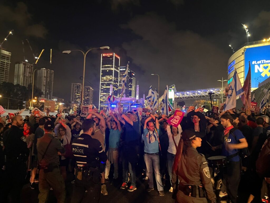 מחאה בעקבות פיטורי גלנט; עינב צנגאוקר: "הערב נחצה קו אדום"