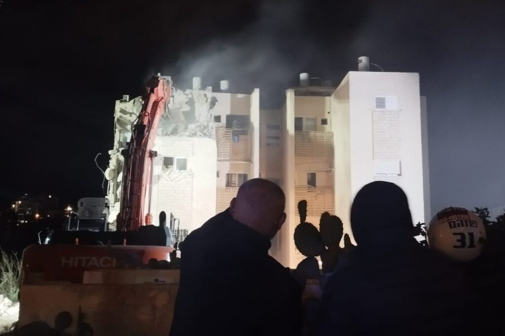 החלה הריסת הבניין שנפגע מטיל בחיפה: "הצלחנו לחלץ מפה מזכרות מאבא"