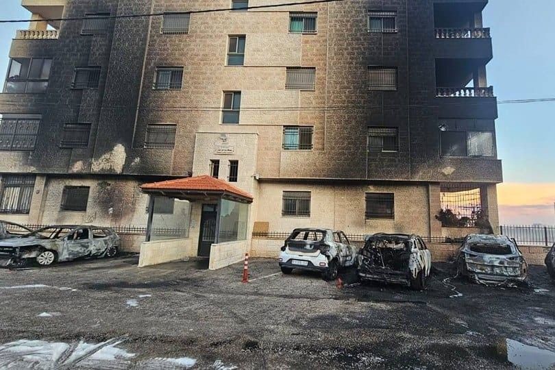 דיווח: מתנחלים הציתו 18 מכוניות וגרמו נזקים לשני מבנים בעיר הפלסטינית אל-בירה