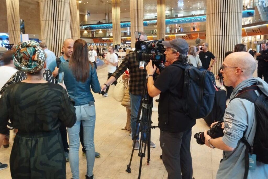 ראשוני הנוחתים מאמסטרדם: "היינו נעולים שעות בקזינו, עשו עלינו מצור"