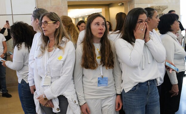 האימהות ממשפחות החטופים התחילו לשיר. אף ח"כ לא עצר לידן