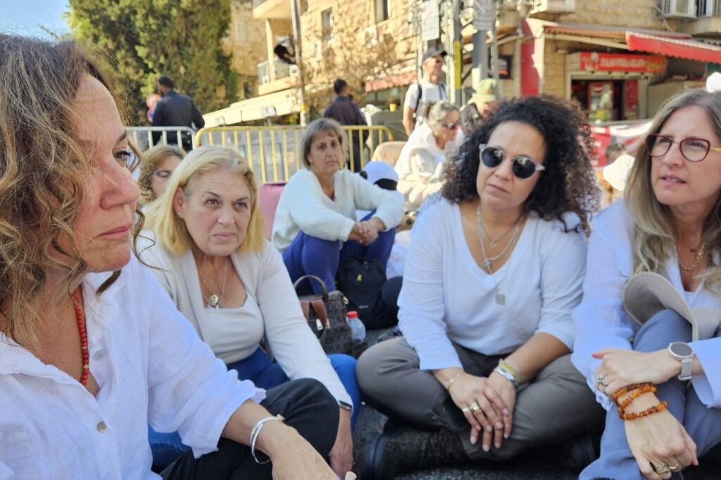 משמרת 101" למען החזרת החטופים בהפגנה שקטה ברחוב עזה: "לא מתכוונים ללכת מפה עד שהם חוזרים