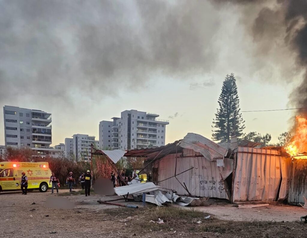 שני הרוגים מפגיעה ישירה של רקטה במחסן בנהריה