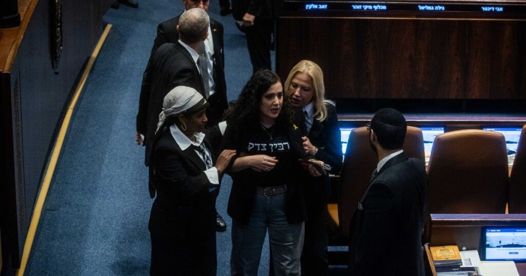חבר פרלמנט ישראלי מהאופוזיציה גורש מהכנסת בגלל חולצת הטריקו שלו עם הכיתוב "רבין צדק" – חדשות ישראל