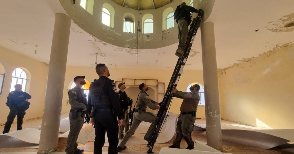 משטרת ישראל משלימה את תהליך פינוי כפר בדואי לא מוכר והריסת המסגד שלו – חדשות ישראל