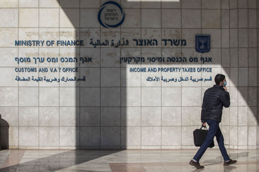בנק ישראל תומך, התנגדויות במגזר העסקי: מס רווחים כלואים מתקרב לרגע האמת