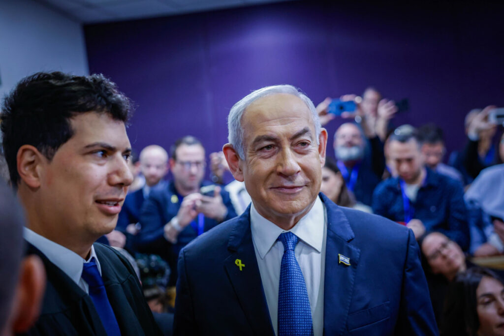 עו"ד ששי גז: הפתקים שמועברים בעדות נתניהו חסרי תקדים