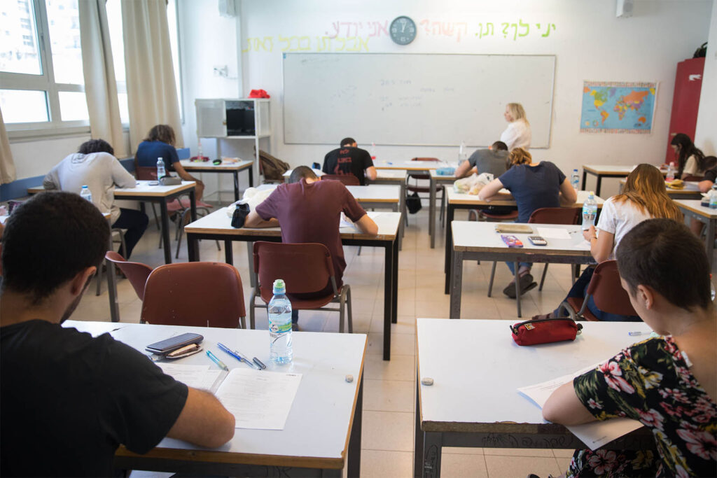 בעקבות הביקורת על אפליה בין מפונים: כל התלמידים שפונו מקריית שמונה יקבלו הקלות בבגרויות