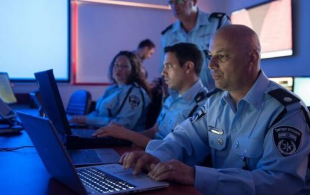 "מציגים עצמם כקטינות": 5 חשודים נעצרו בחשד לסחיטה באיומים ברשת