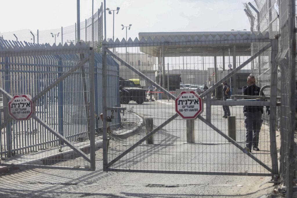 פיגוע סוכל במעבר קלנדיה: מחבל נוטרל לאחר שירה זיקוקים
