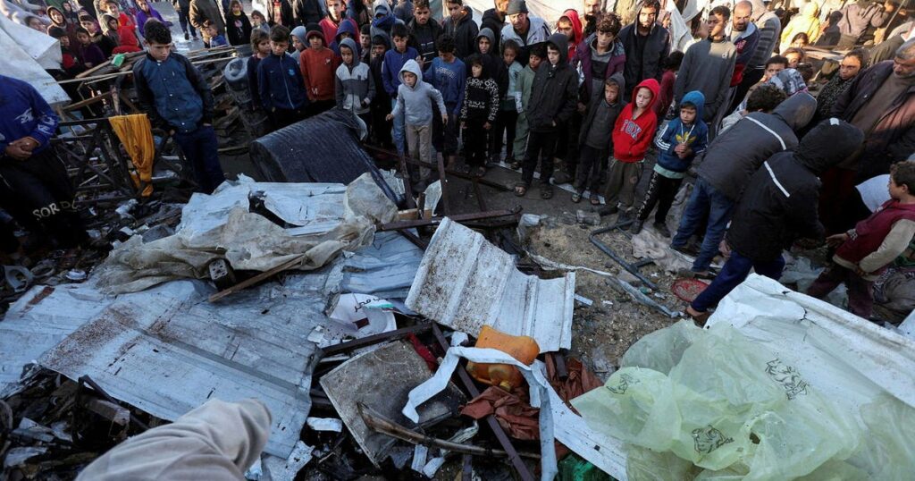 חובשים: לפחות 15 בני אדם נהרגו בפשיטה ישראלית ליד מקלט בדרום עזה