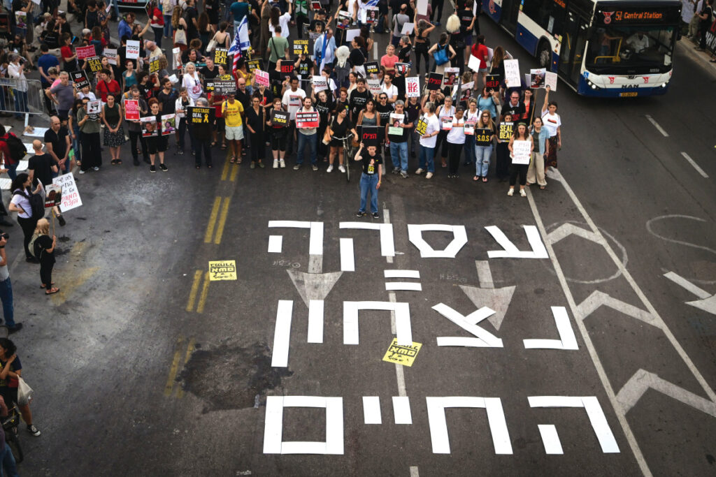 צוות המשא ומתן חזר לישראל, והדרישה של משפחות החטופים מהקבינט