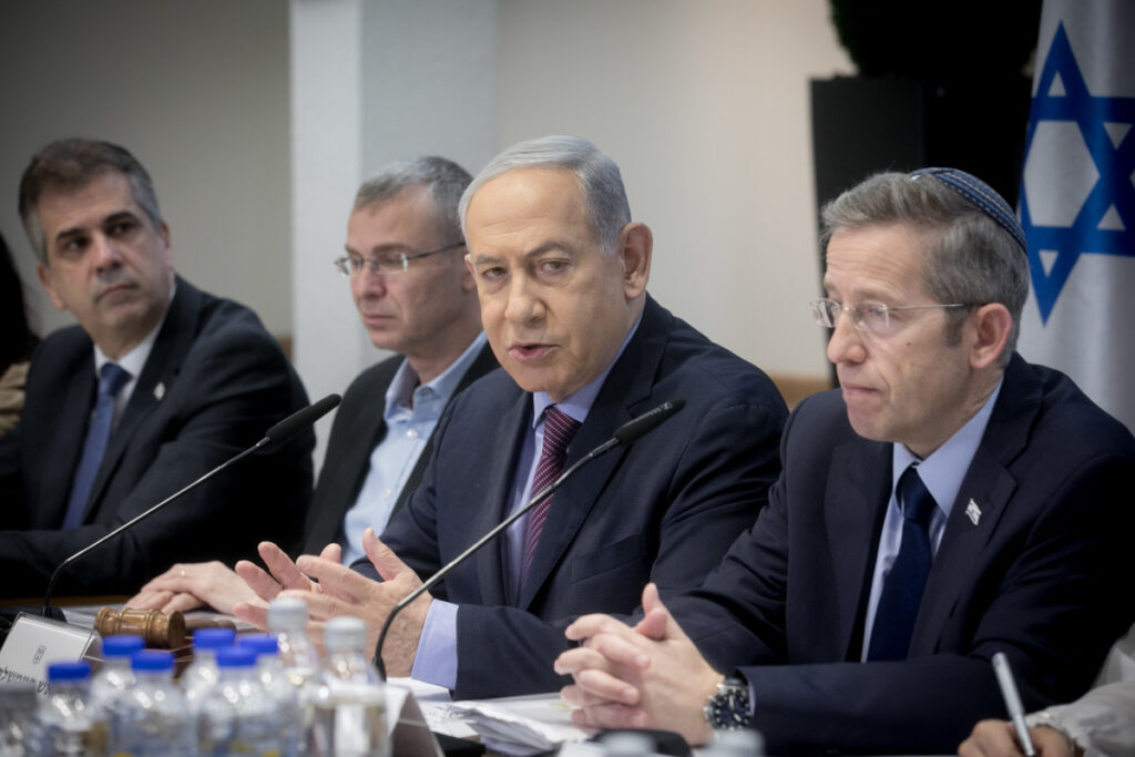 יריב לוין: "הוציאו צווים חסרי תקדים, פועלים בכפייה"
