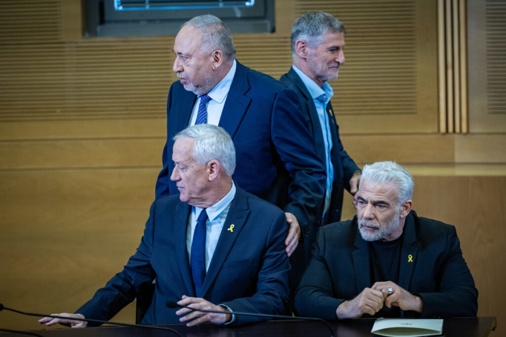 סקר מנדטים "מעריב": בנימין נתניהו מפסיד מנדט ליאיר לפיד