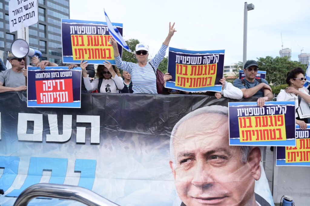 משפט נתניהו: מתנגדים מחו ומפגינים תמכו ברה"מ שמסר את עדותו