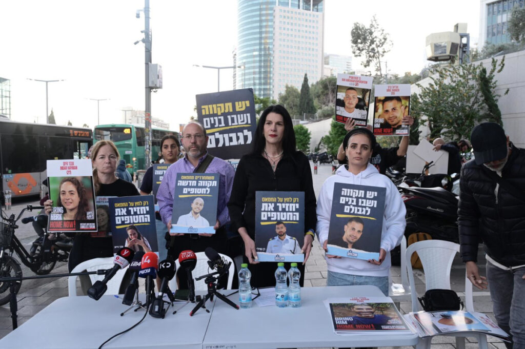 "פדיון שבויים זה ערך עליון": משפחות החטופים בהתנגדות לעסקה חלקית