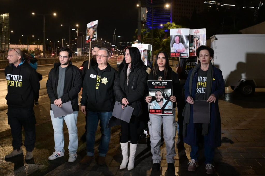 משפחות החטופים בשער בגין: "זהו עוד ניסיון טרפוד של נתניהו"