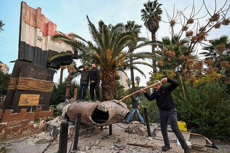 מורדים סורים ל"ישראל היום": "הפלנו את משטר אסד, זה יום גדול שבו השמש שלנו זורחת"