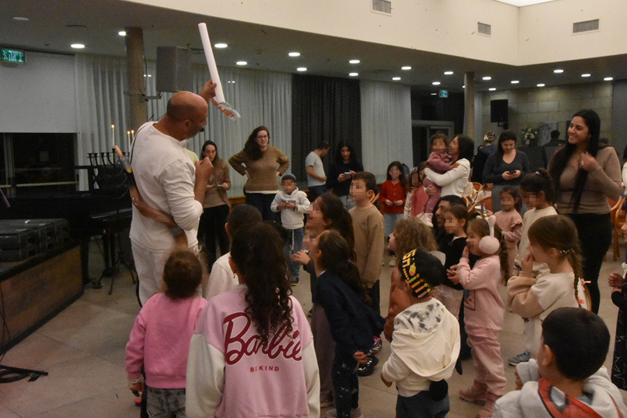 הזקנים רקדו עם הילדים: מילואימניקים ומשפחותיהם הדליקו נר שני בבית דיור מוגן בראשל"צ