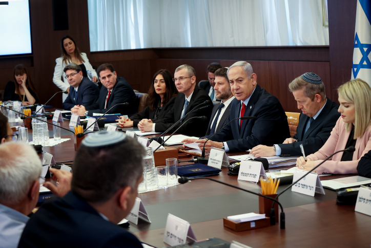 הקבינט דן במתווה המצרי לעסקת חטופים; שר הביטחון והרמטכ״ל קיימו הערכת מצב על סוריה