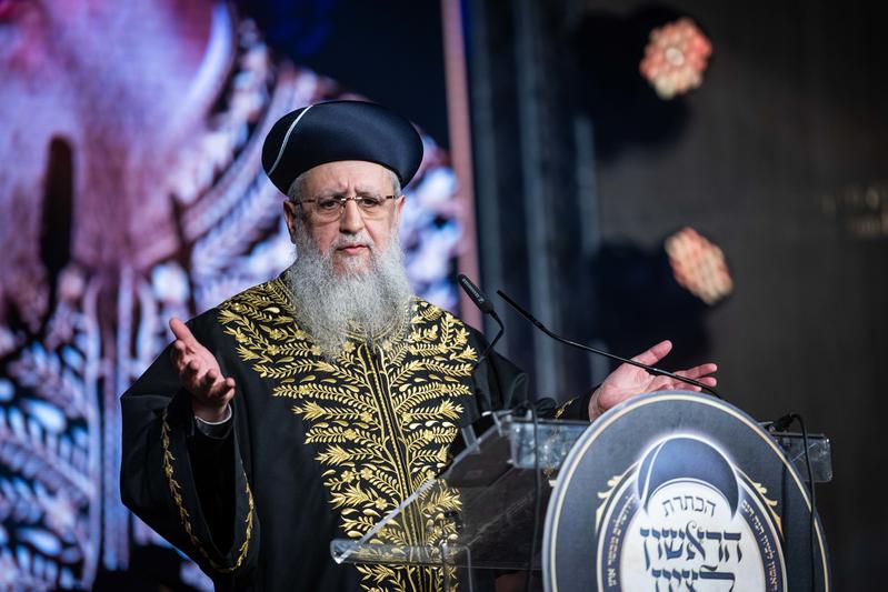 הראשון לציון הרב דוד יוסף: "מותר וצריך לשחרר מחבלים, אפילו רוצחים עם דם על הידיים, תמורת חטופים"