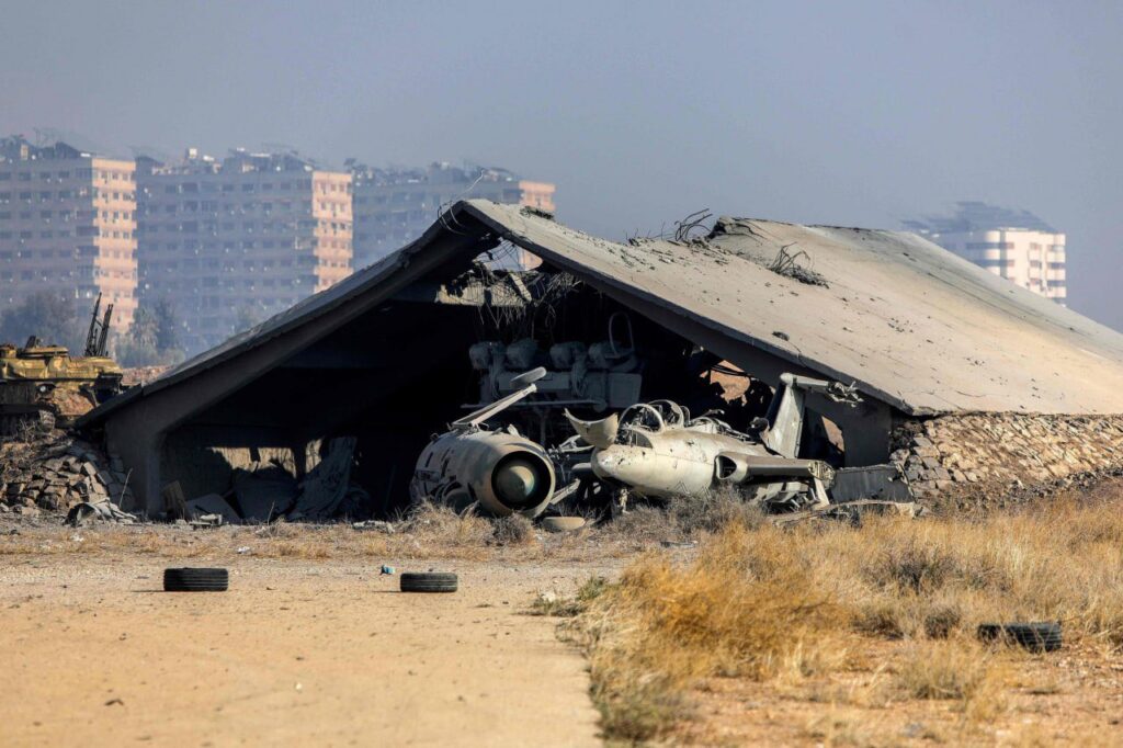 דיווח: 7 הרוגים בתקיפה אווירית במרכז הרצועה; שדה תעופה צבאי הותקף במזרח סוריה