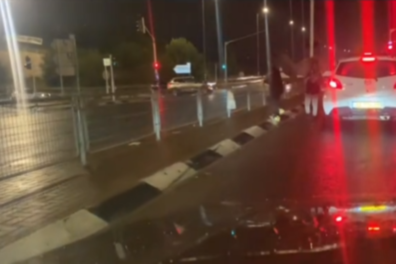 המטריות לא מגינות מניצול: במלחמה, בגשם ובקור, ילדים ממשיכים לקבץ נדבות בצמתים בצפון