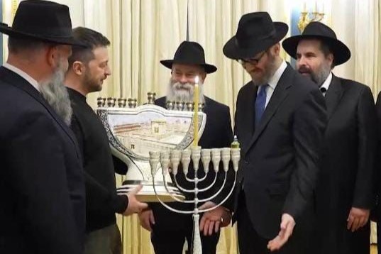 חנוכה בבונקר הנשיאותי: זלנסקי הדליק נר ראשון בשעת מתקפה על קייב