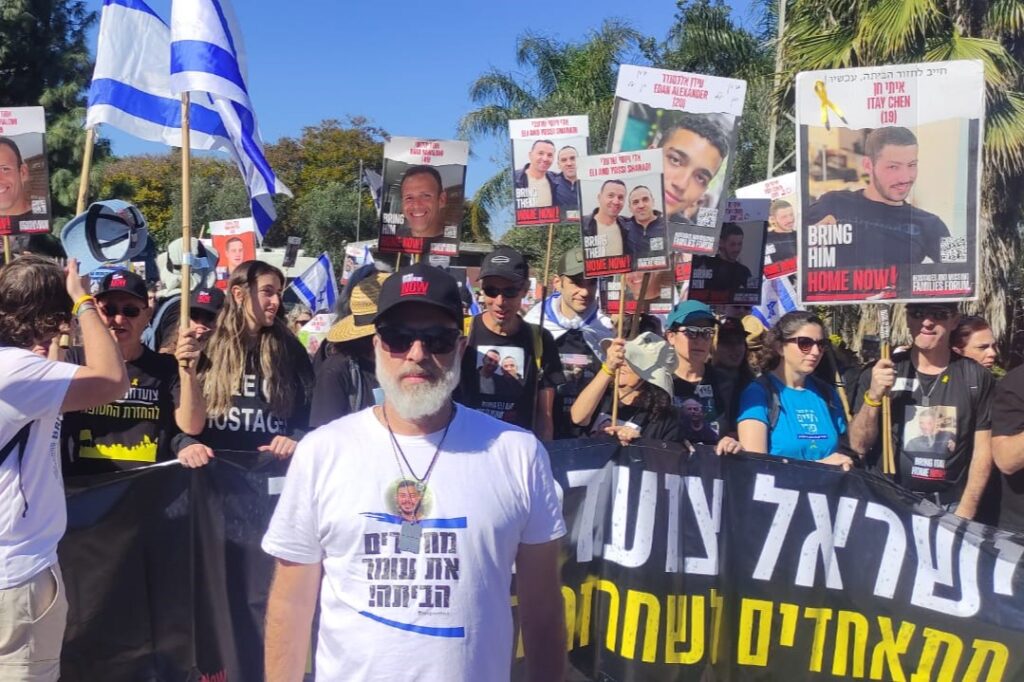 "באנו לזעוק": משפחת החטוף עומר ונקרט ערכה אירוע קבלת שבת מול ביתו של הביטחון כ"ץ