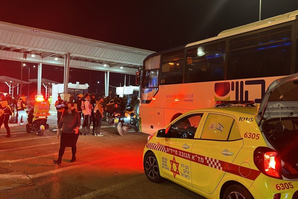 פיגוע ירי במחסום המנהרות בירושלים: ילד בן 12 נפצע קשה, פצועה בינוני ו-2 פצועים קל