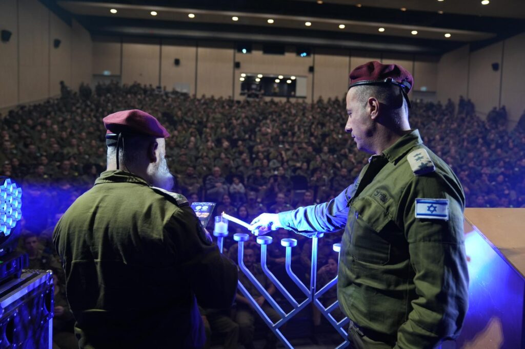 "בסוף החושך הזה יהפוך לאור": אלפי חיילים בהדלקת נר בעיר הבה"דים עם הזמר עקיבא