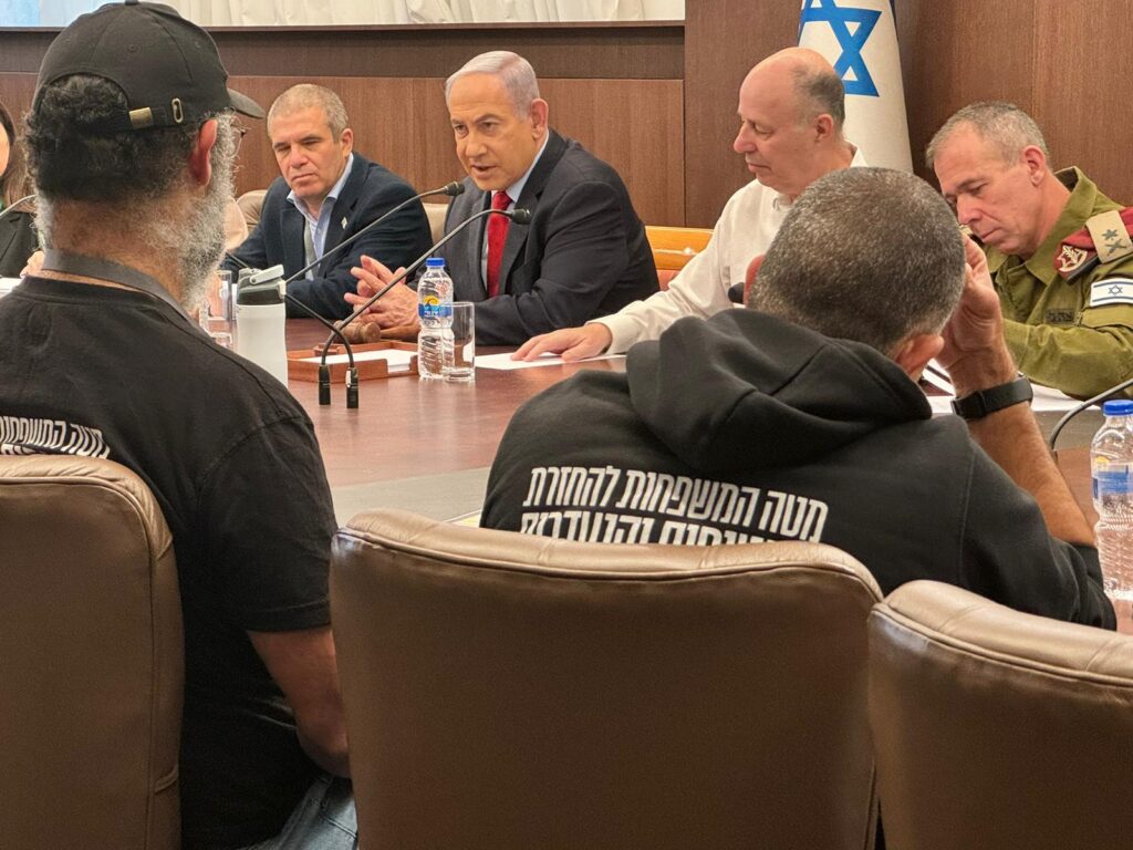 נתניהו ייפגש עם נציגי משפחות חטופים, לאחר ששוחח בטלפון עם עינב צנגאוקר