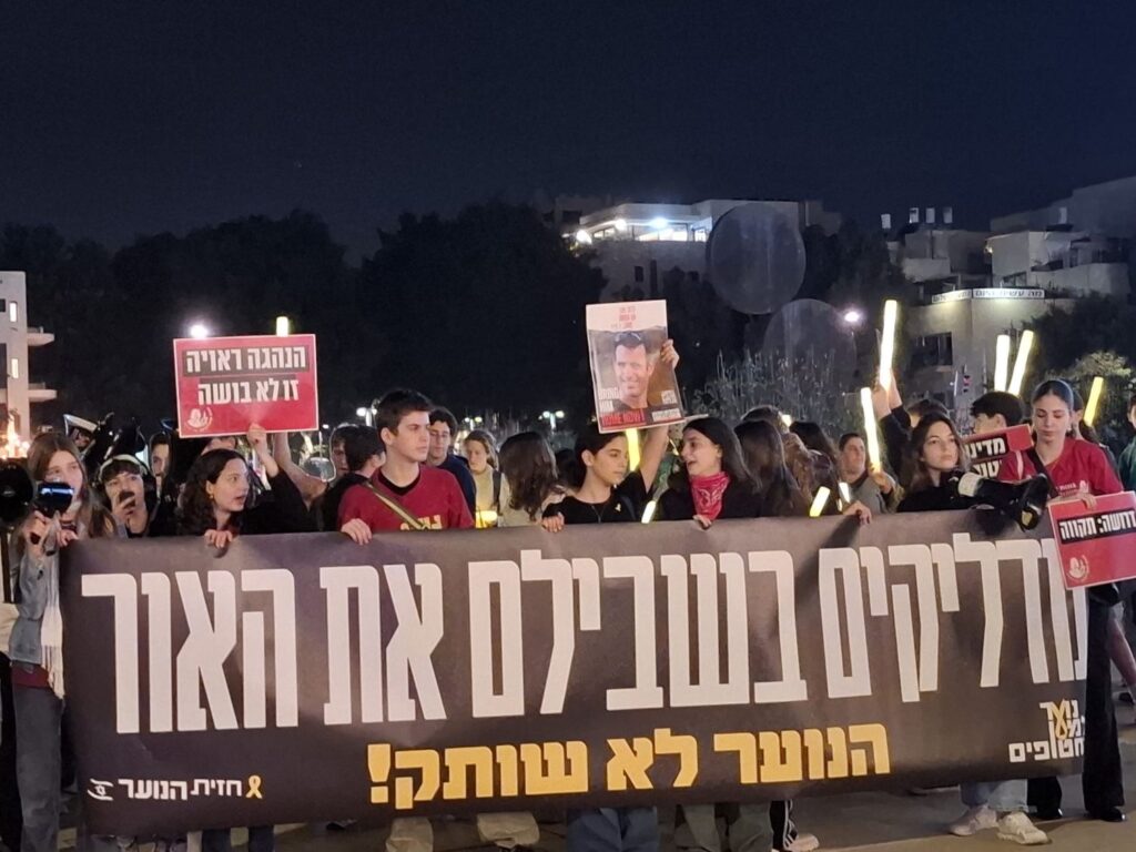 ״מדליקים בשבילם את האור״: עשרות בני נוער צעדו בתל אביב למען השבת החטופים