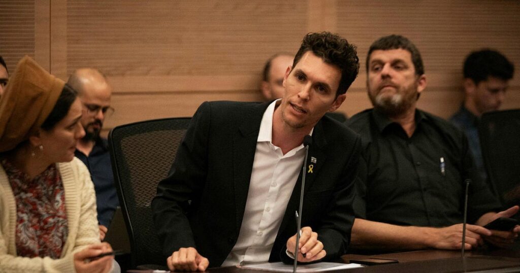 חבר כנסת ישראלי הומוסקסואלי פורש מהמפלגה הליברלית, מפרסם ספר דרך מו"ל מאחורי רטוריקה אנטי-להט"בית – חדשות ישראל