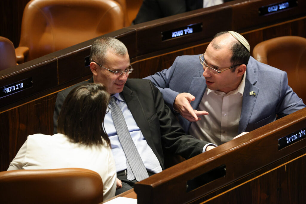 רוב לפוליטיקאים, הלשכה בחוץ: לוין ורוטמן הציגו נוסח חדש לחוק למינוי שופטים